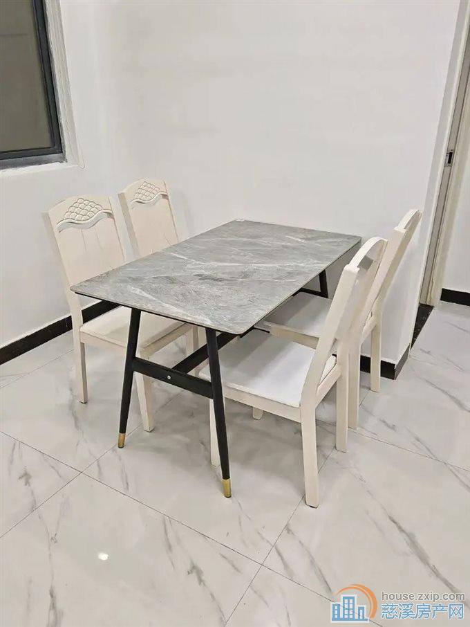 鸣北小区  精装修 带车位 满两年