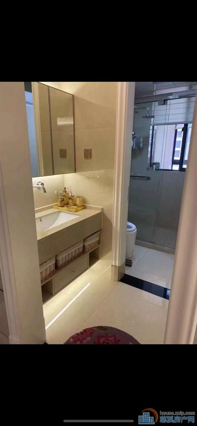 鸣北小区豪装154平方车位一间