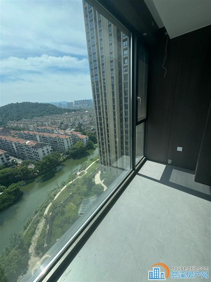 江滨之城，东边套，双车位，亏卖50万