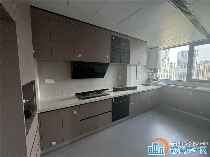 江滨之城，东边套，双车位，亏卖50万