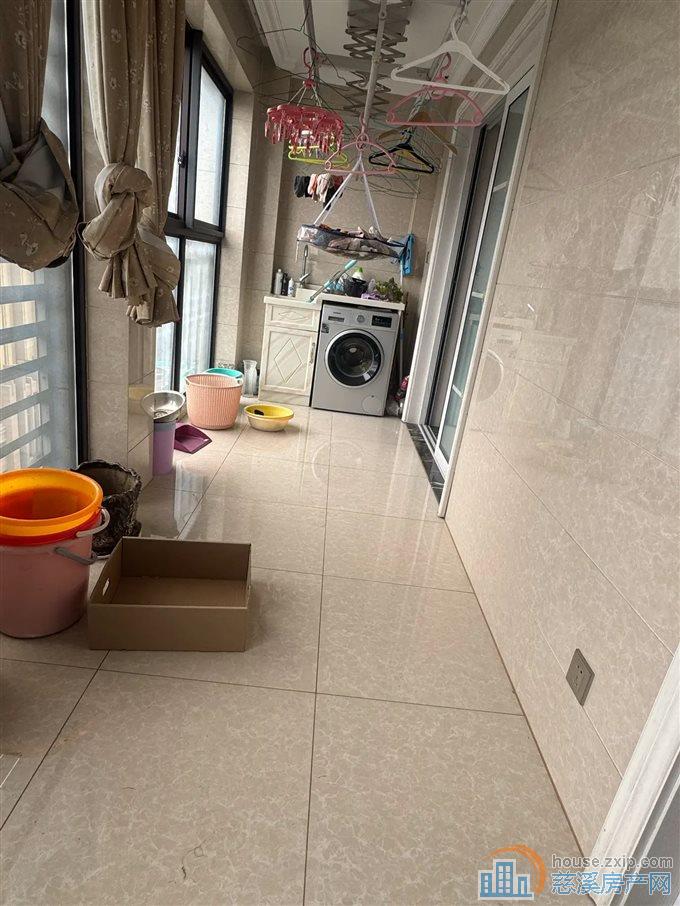 白金湾133平精装修满两年