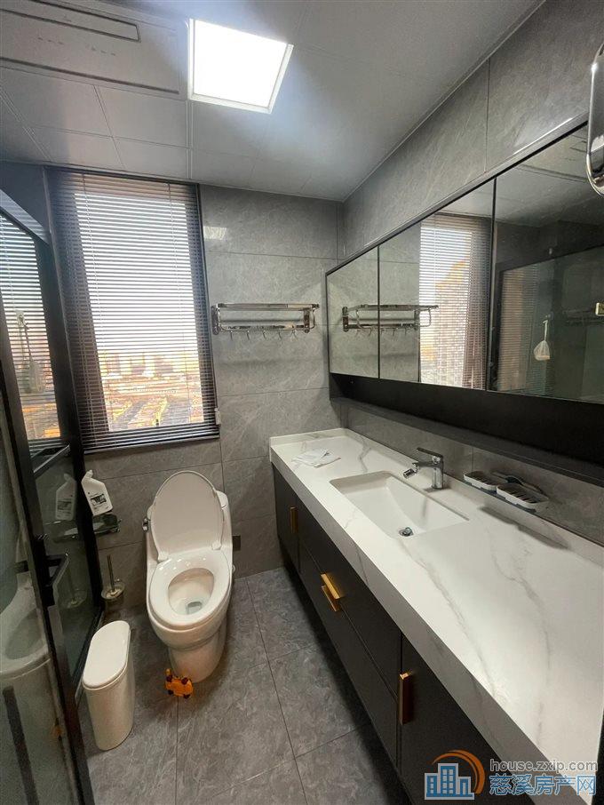 复地二期精装 中式装修.中间楼层 带车位