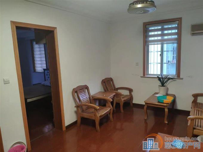 城东新村二楼70平架空层一间