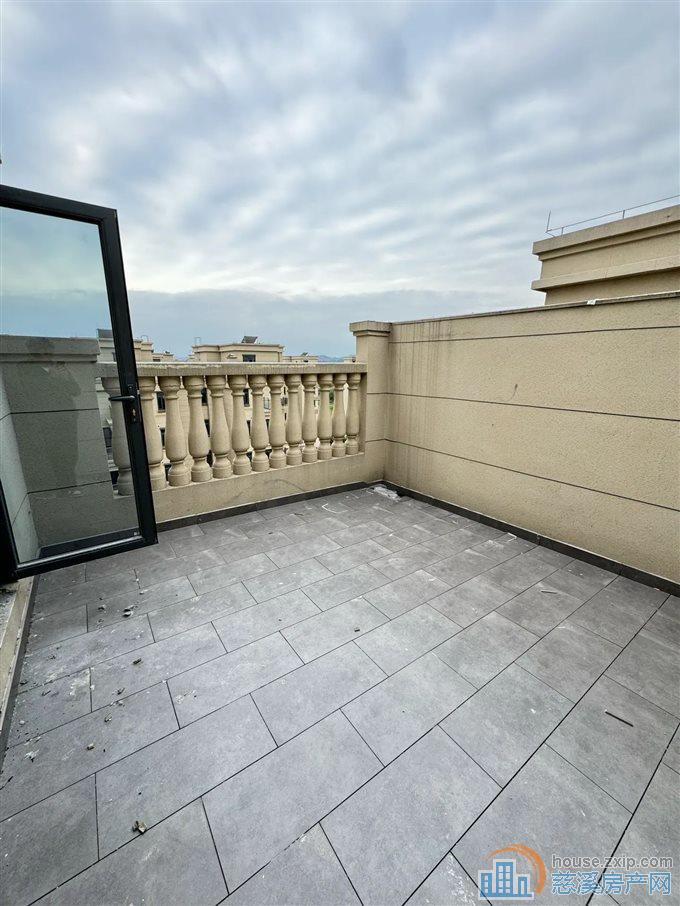 恒大河悦府 精装复式 带三个露台 中庭位