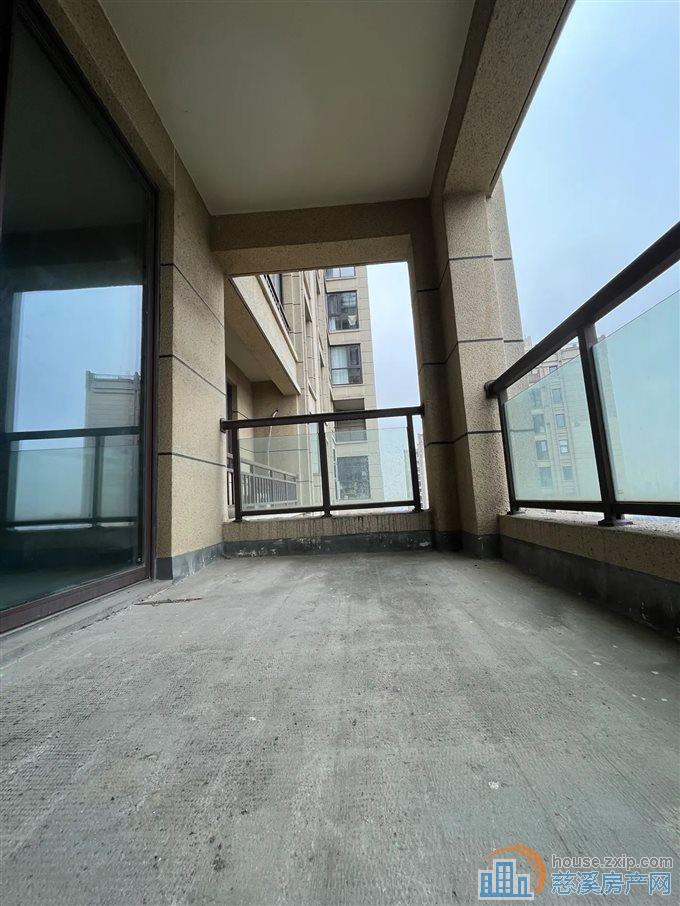 嘉景园毛坯142平方182万车位杂物间