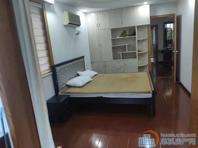 城东新村二楼70平架空层一间