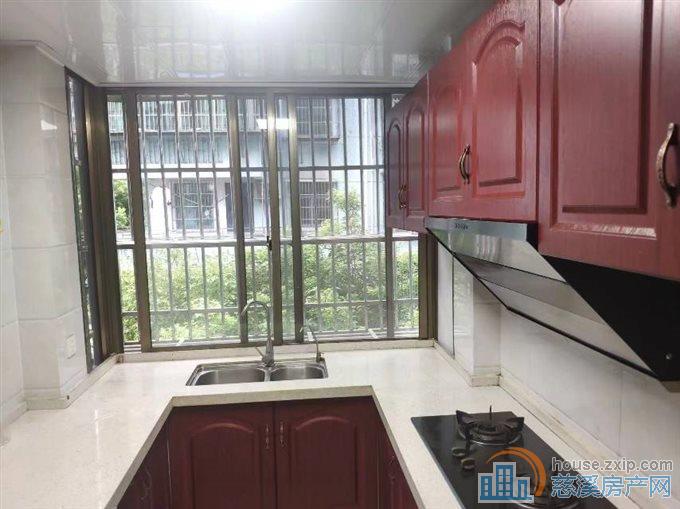 城东新村二楼70平架空层一间