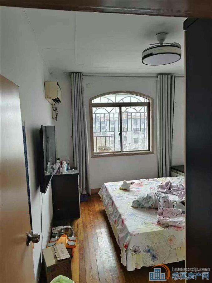 金山东区五楼76平三间朝南架空层朝南