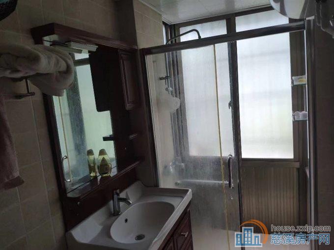 城东新村二楼70平架空层一间