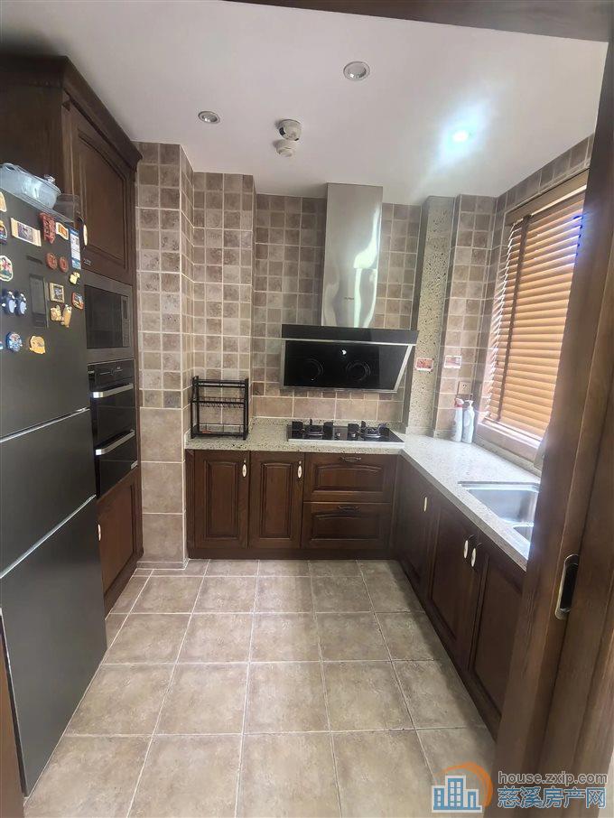 美域花苑 141平精装带地暖 258万