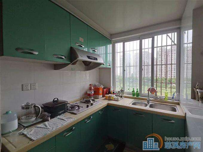 鸣山新村 精装修 带杂物间 满两年