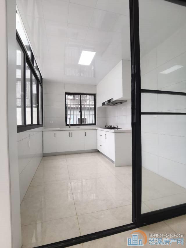 金山新村西区直地1楼东套57平精装88万