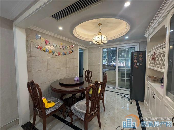 金水湾花园  精装修 带车位杂物间