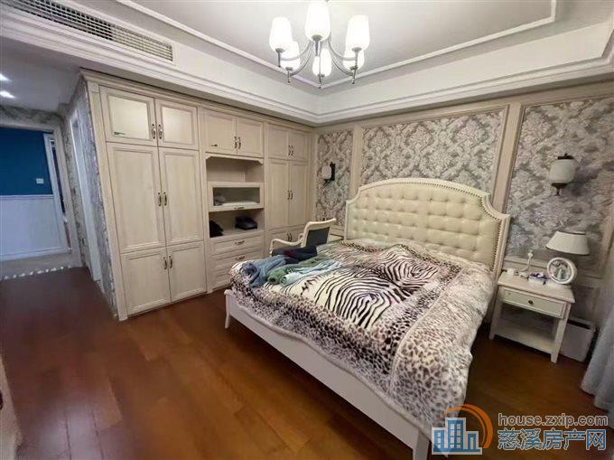 金仕华庭142平精装2年到可读书边套