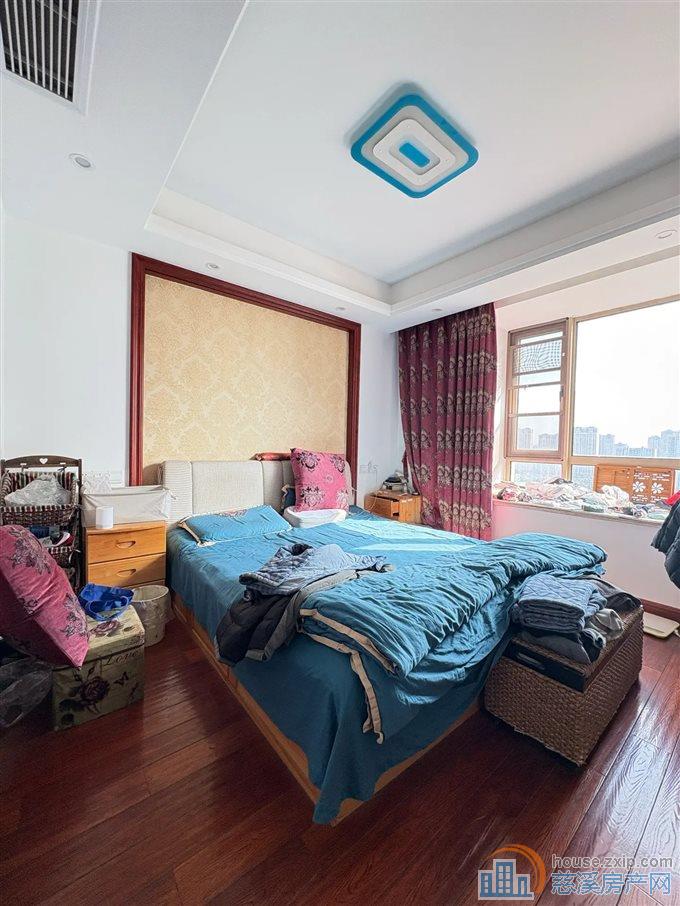 伊顿花苑  精装修 中间楼层 采光充足