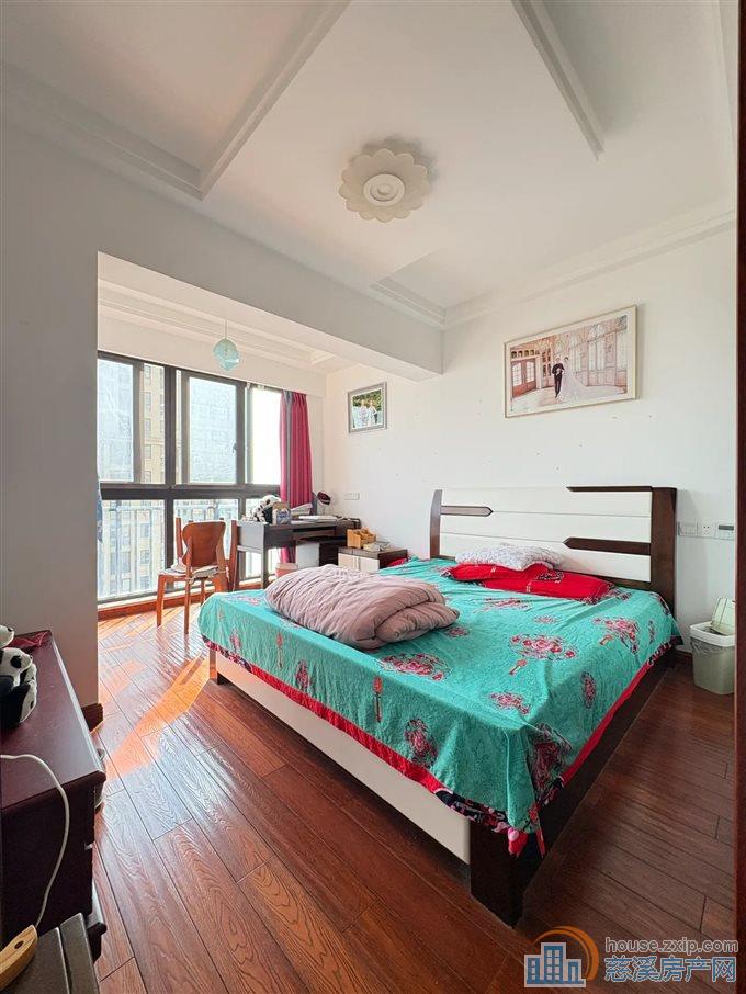 伊顿花苑  精装修 中间楼层 采光充足