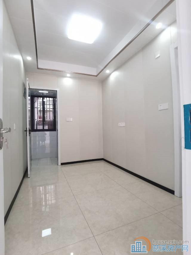 金山新村西区直地1楼东边套52平78万