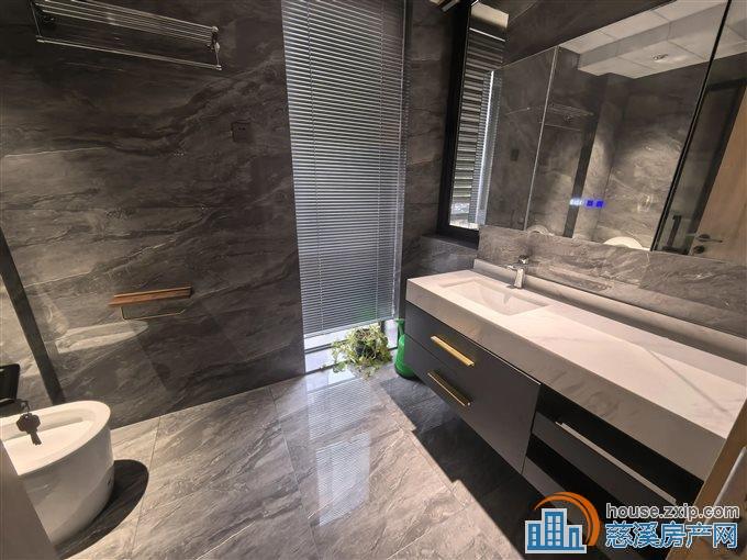 界牌新村洋房，140平228万，全新装修