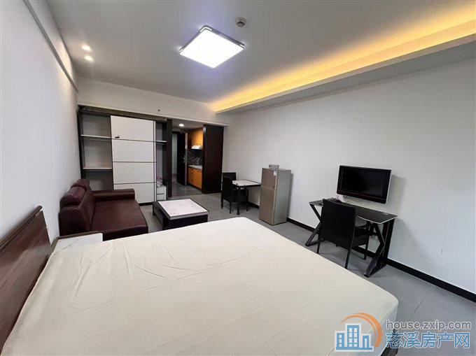 出租新都汇50平1800元，直接