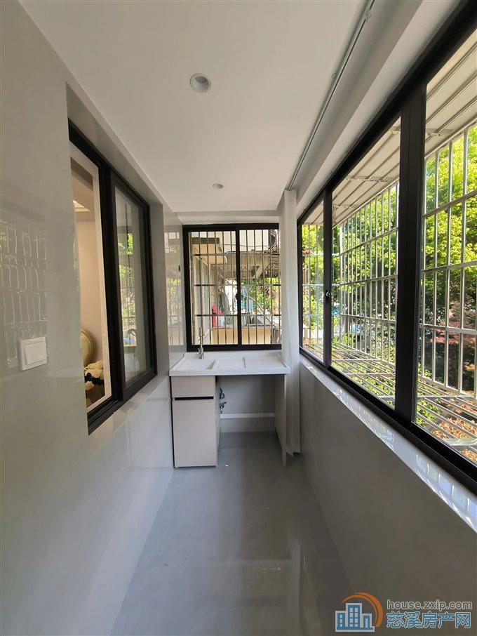 金山南区 两室 豪装 低楼层