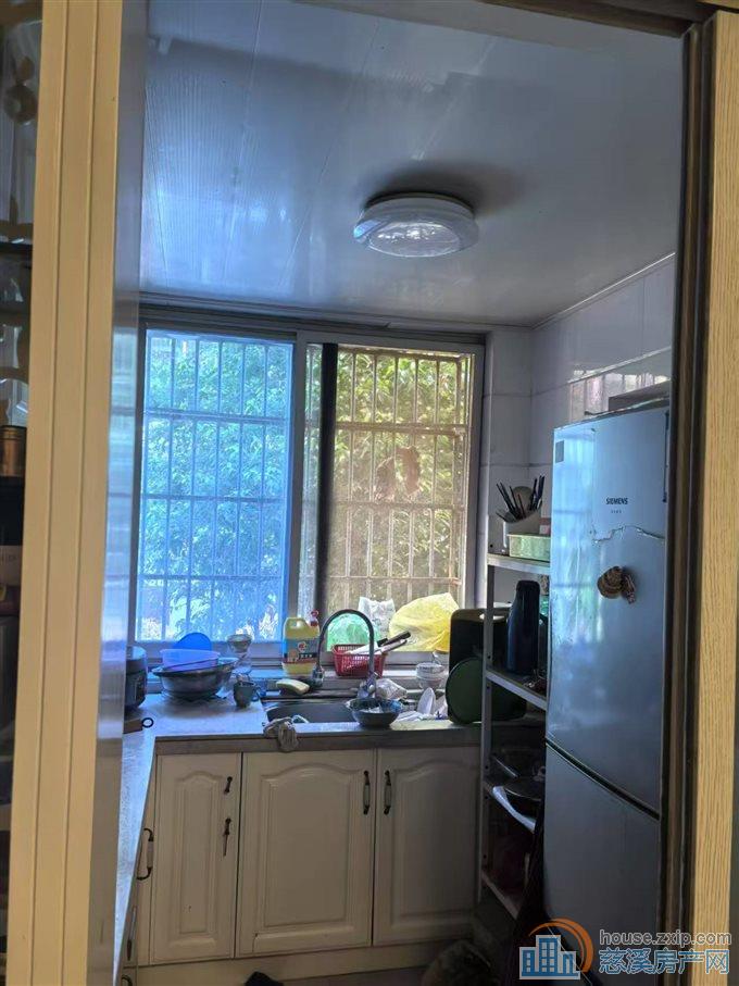 急卖金山南区一楼自住精装直接房源带储藏间