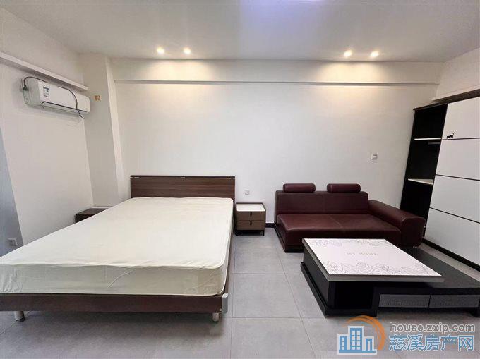 出租新都汇50平1800元，直接