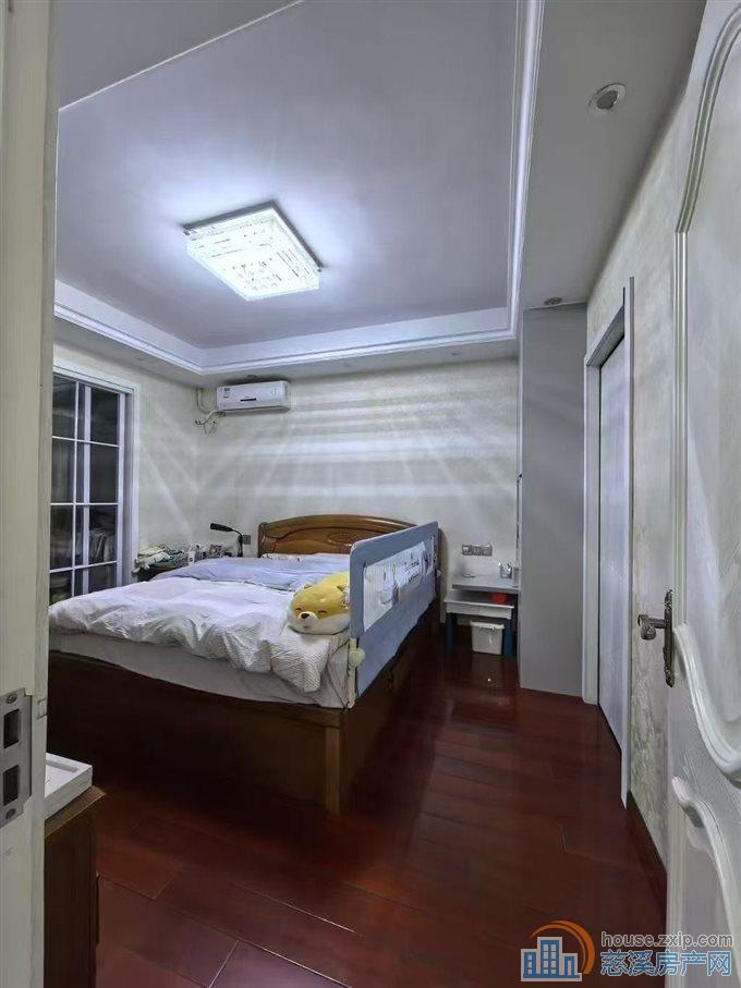 界牌新村电梯房89平2室精装2年到