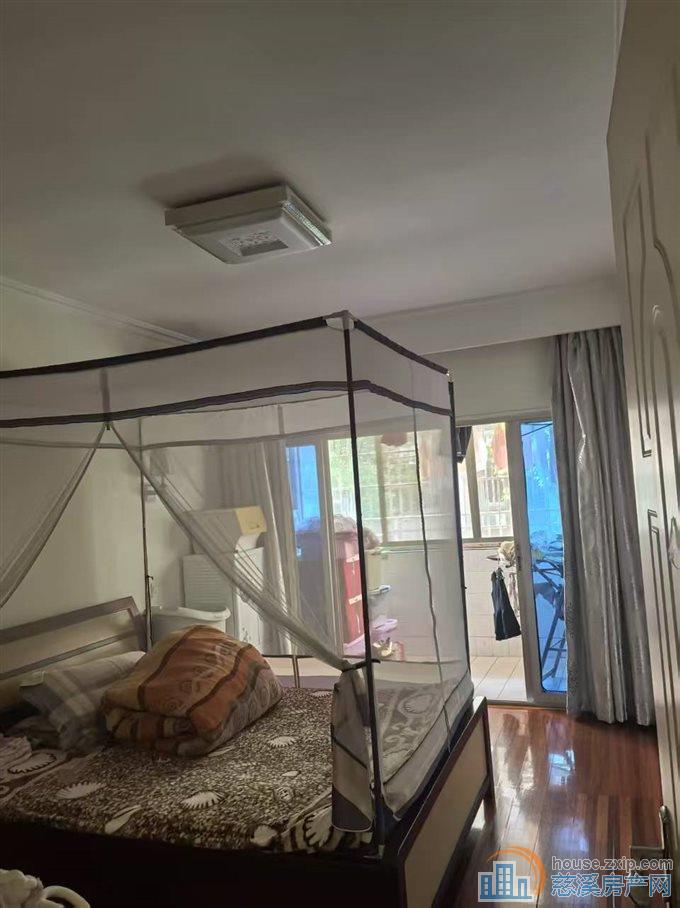 急卖金山南区一楼自住精装直接房源带储藏间