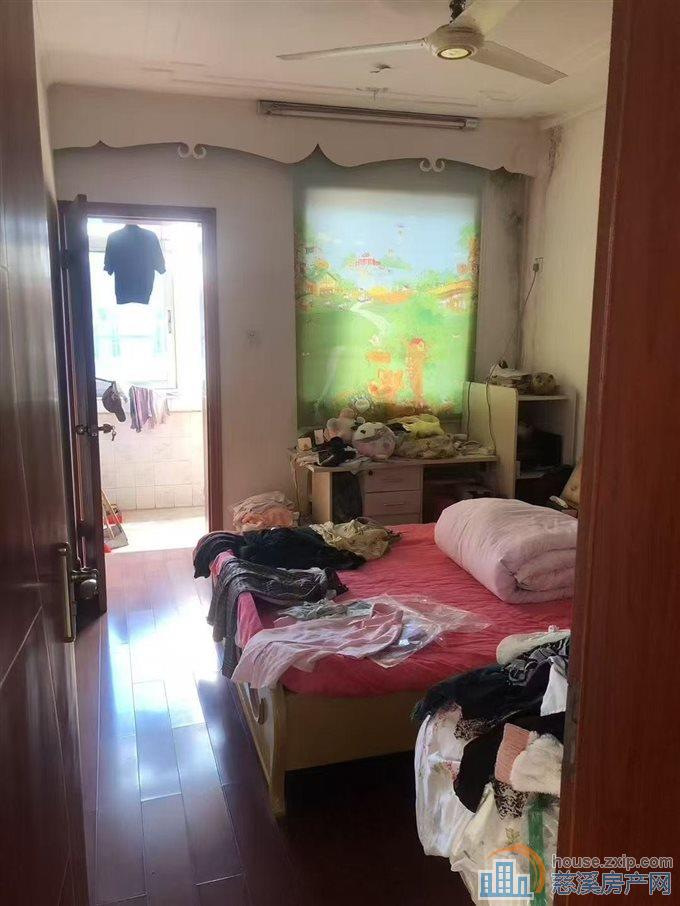 金山新村5楼两室一厅一厨一卫