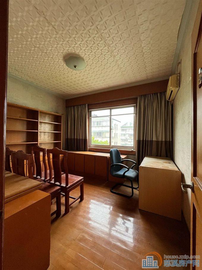 虞波花园 精装保养好141.5平115万