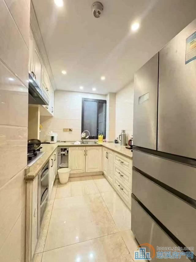 白金湾133平方豪装三室车位152万