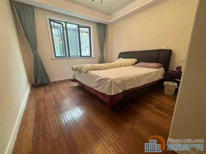 枫华富地134平三间朝南三房精装158万