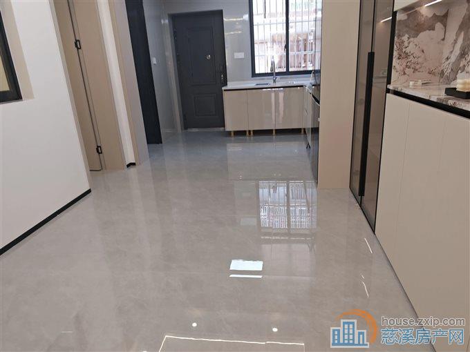 金山新村62平带30平院子精装没住过