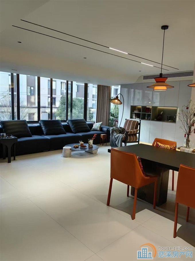 保利俯院江南洋房143平方带车位