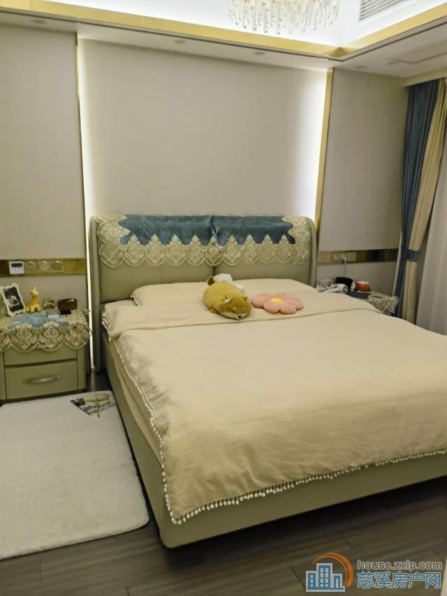 鸣北小区豪装154平方车位一间