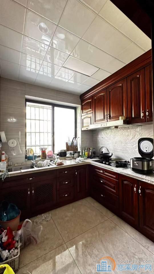 金山新村多层2楼85平架空层91万