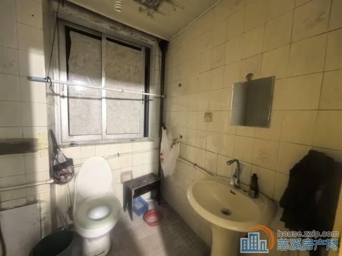 出租【大润发】附近北二环石桥头路口5楼90平方有架空层，每个月800元