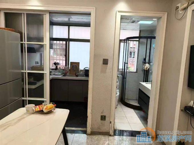 1鸣山小区一楼64平精装63万