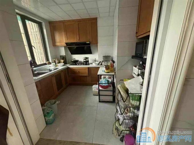 枫华富地134平三间朝南三房精装158万