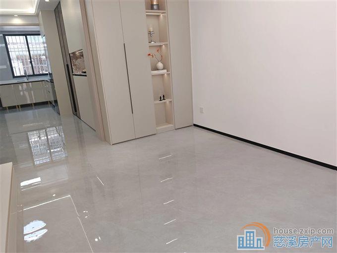 金山新村62平带30平院子精装没住过