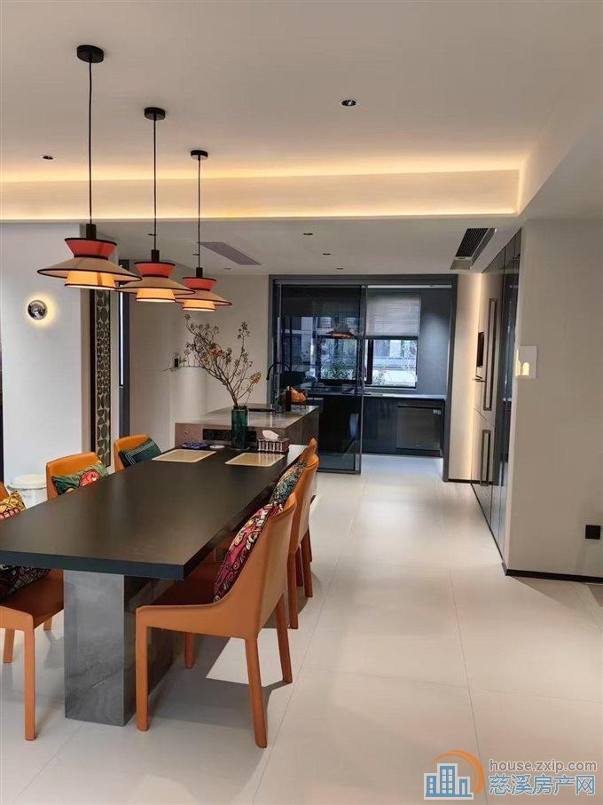 保利俯院江南洋房143平方带车位