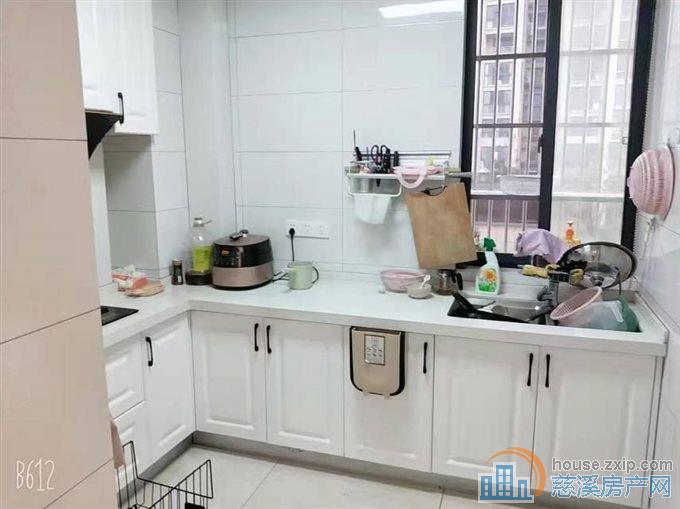 明月佳苑电梯房123平车位183万精装