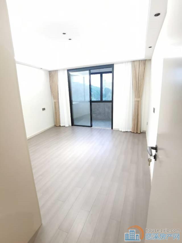 新城中心直地3楼139.8平精装158万