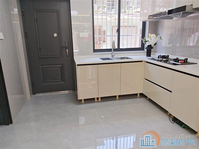 金山新村62平带30平院子精装没住过