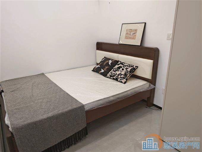 金山新村62平带30平院子精装没住过