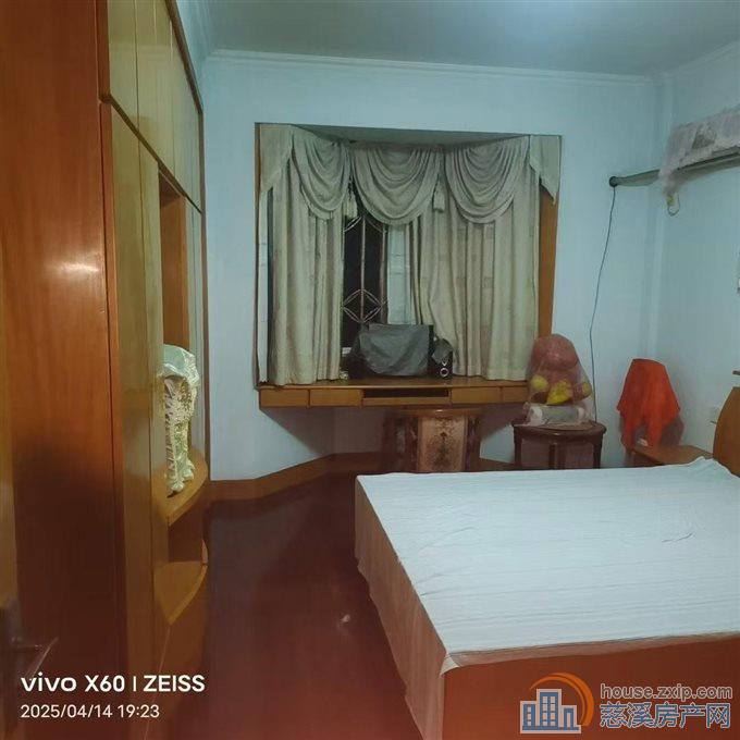 东兴苑南区1楼132平老精装135万