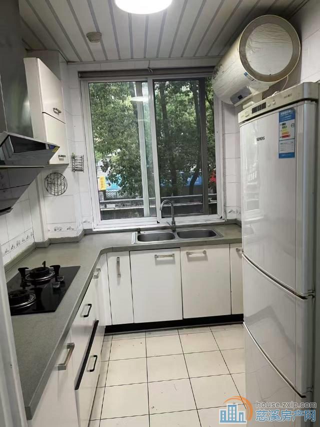 东兴苑南区2楼十储藏室124平158万