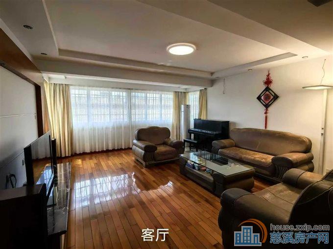 白云公寓 精装 带大露台装修保养好