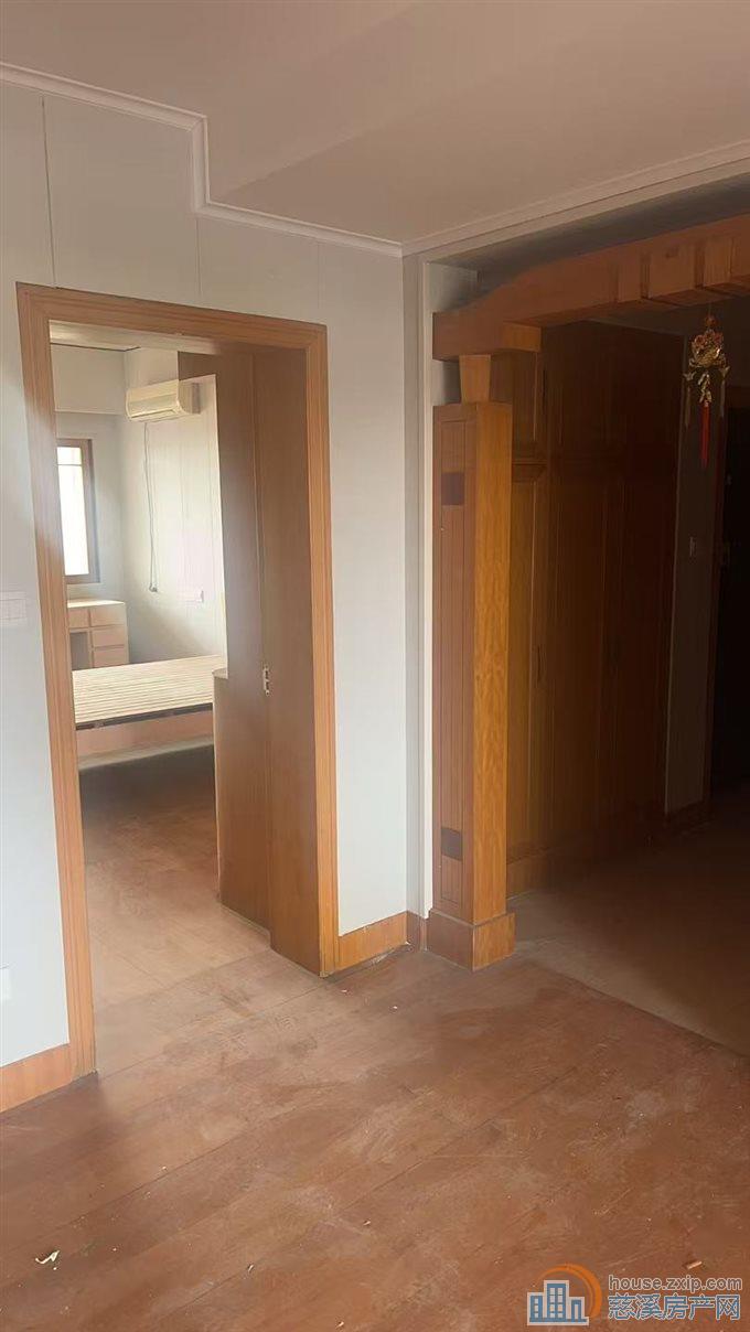 吉祥新村5楼161平四室二卫2500元