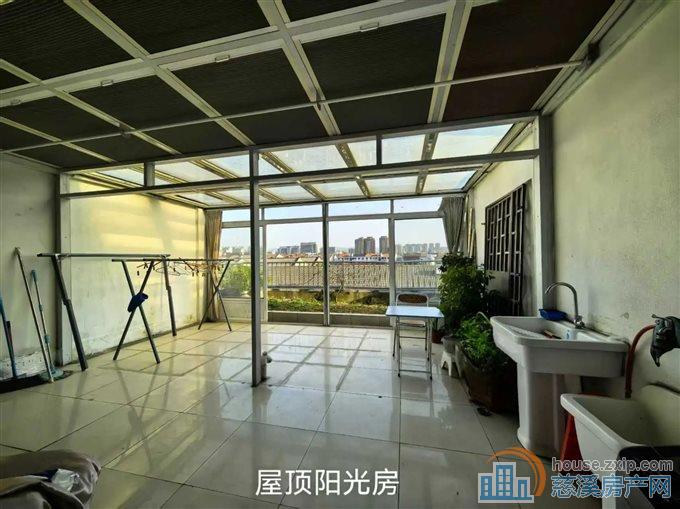 白云公寓 精装 带大露台装修保养好